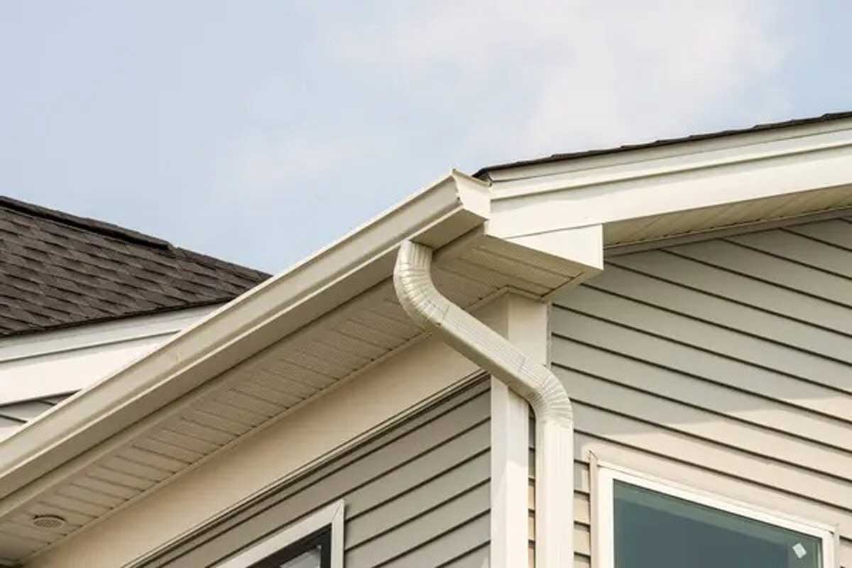 Rain gutter on a new home